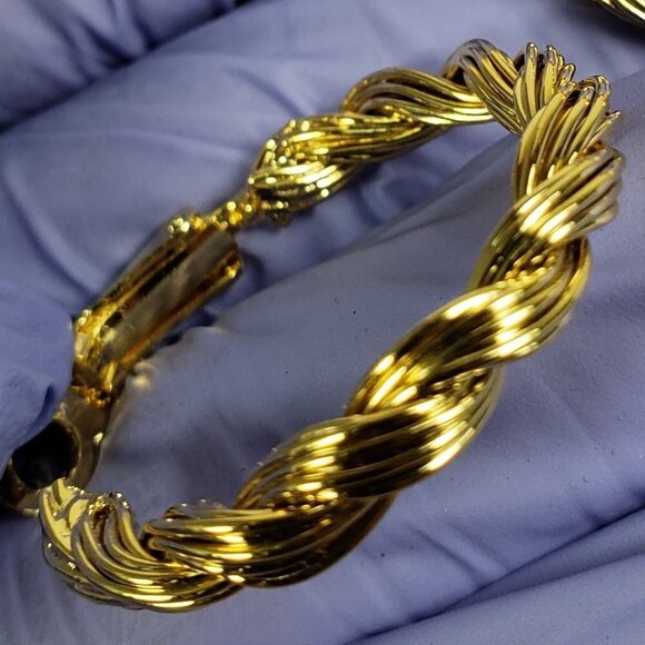 Elegant Gold Tone Twisted Wire Hoop Earrings – Chic Lightweight Fashion Jewelry - Picture 3 of 9